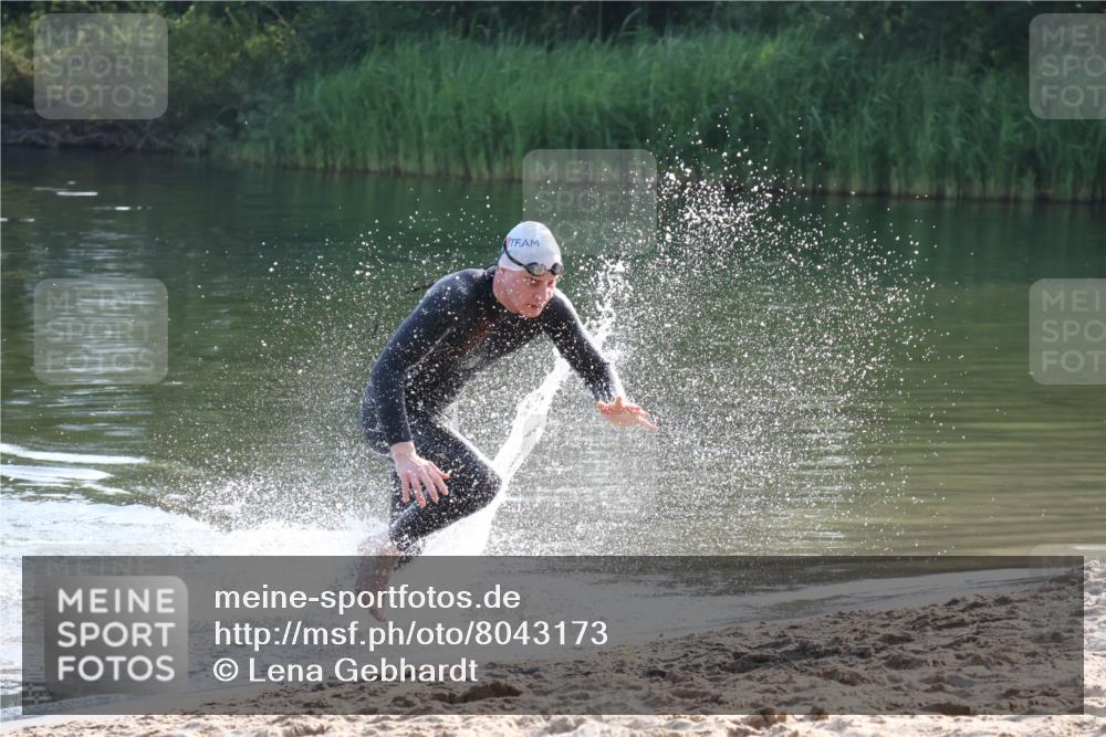 15.06.2025 - 27. Vierlanden-Triathlon Lena Gebhardt http://msf.ph/oto/8043173 15.06.2025 08:28:26 Schwimmen 10 meine-sportfotos.de