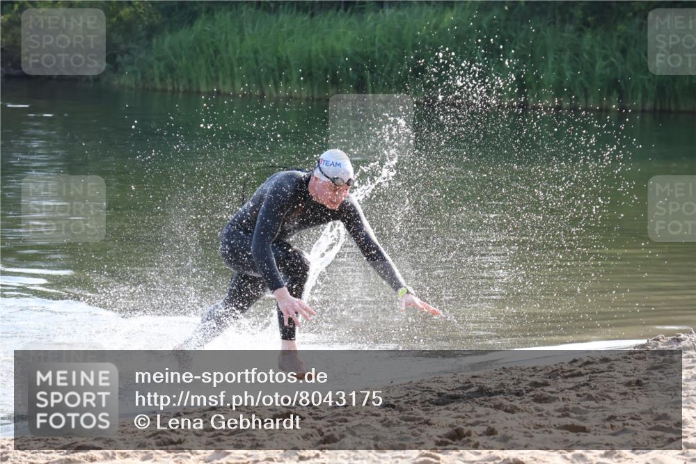 15.06.2025 - 27. Vierlanden-Triathlon Lena Gebhardt http://msf.ph/oto/8043175 15.06.2025 08:28:26 Schwimmen 10 meine-sportfotos.de