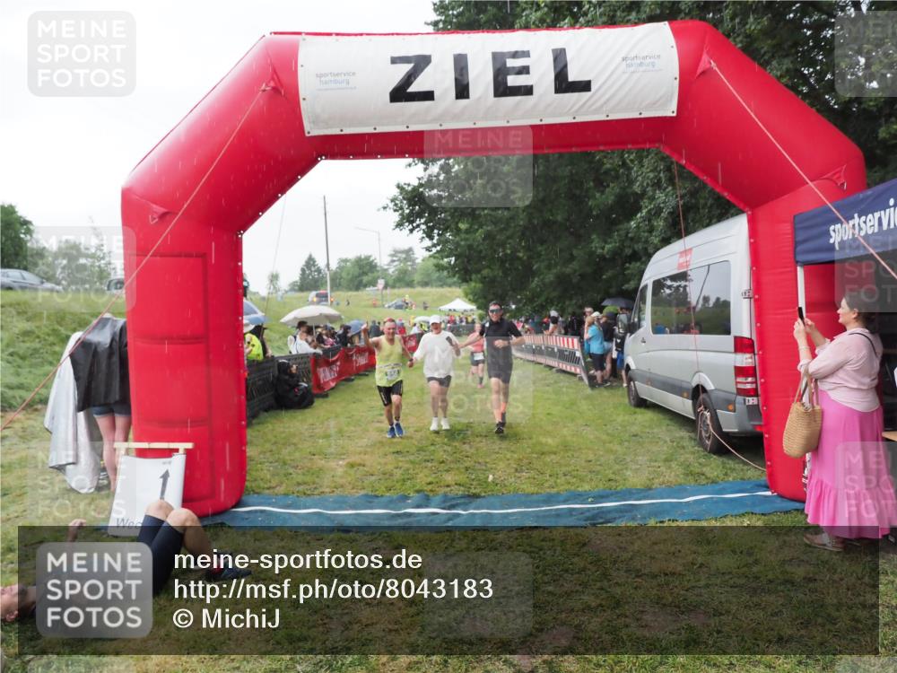 21.06.2025 - 27. Vierlanden-Triathlon MichiJ http://msf.ph/oto/8043183 15.06.2026 13:40:12 Ziel 879, 950 meine-sportfotos.de