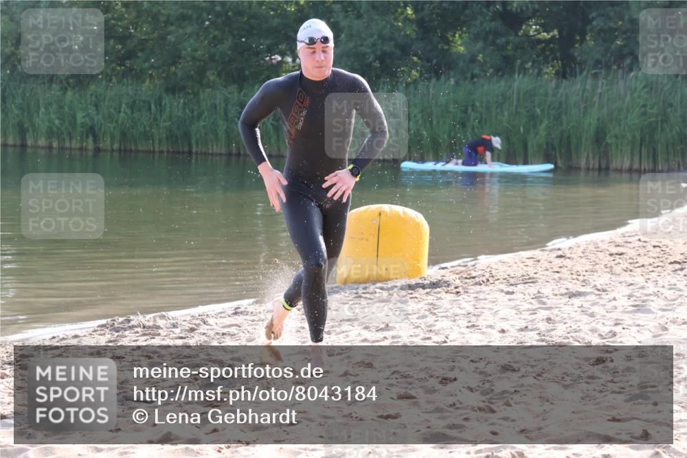 15.06.2025 - 27. Vierlanden-Triathlon Lena Gebhardt http://msf.ph/oto/8043184 15.06.2025 08:28:29 Schwimmen 10 meine-sportfotos.de