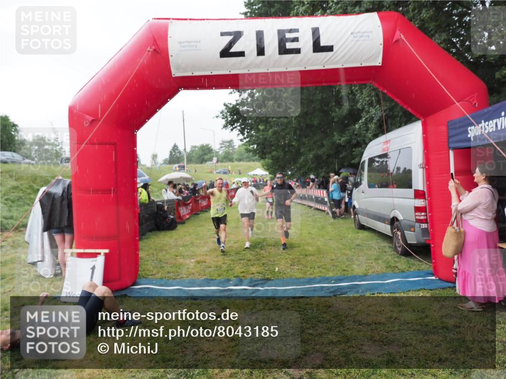 21.06.2025 - 27. Vierlanden-Triathlon MichiJ http://msf.ph/oto/8043185 15.06.2026 13:40:12 Ziel 879, 950 meine-sportfotos.de