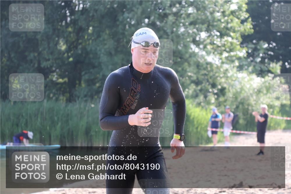 15.06.2025 - 27. Vierlanden-Triathlon Lena Gebhardt http://msf.ph/oto/8043190 15.06.2025 08:28:30 Schwimmen 10 meine-sportfotos.de