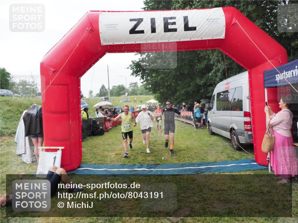 21.06.2025 - 27. Vierlanden-Triathlon MichiJ http://msf.ph/oto/8043191 15.06.2026 13:40:12 Ziel 879, 950 meine-sportfotos.de
