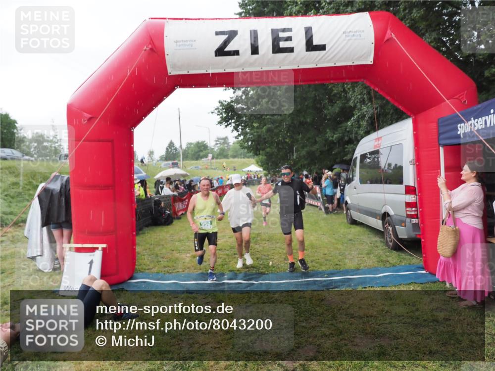 21.06.2025 - 27. Vierlanden-Triathlon MichiJ http://msf.ph/oto/8043200 15.06.2026 13:40:13 Ziel 879, 950 meine-sportfotos.de