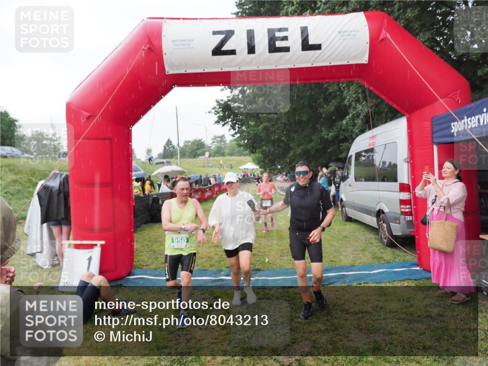 21.06.2025 - 27. Vierlanden-Triathlon MichiJ http://msf.ph/oto/8043213 15.06.2026 13:40:14 Ziel 879, 950 meine-sportfotos.de