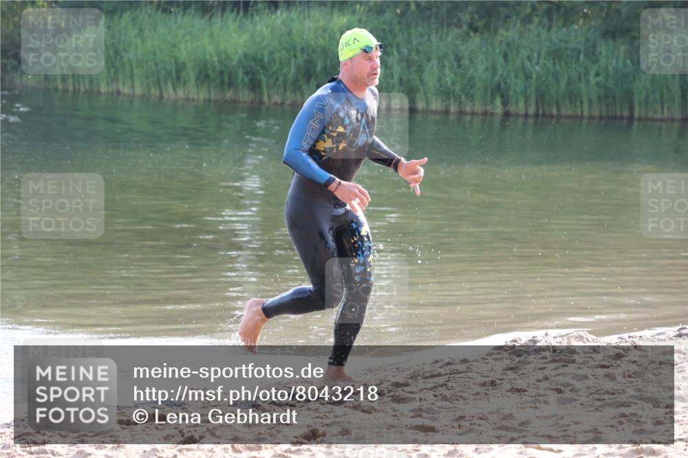 15.06.2025 - 27. Vierlanden-Triathlon Lena Gebhardt http://msf.ph/oto/8043218 15.06.2025 08:29:18 Schwimmen 4, 51 meine-sportfotos.de