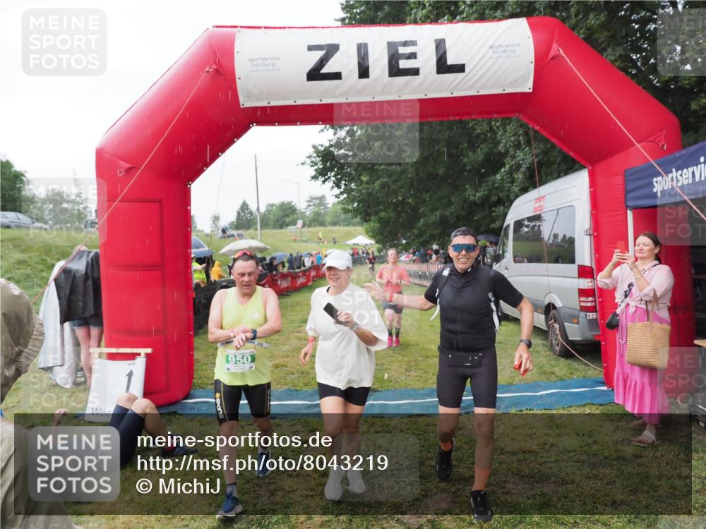 21.06.2025 - 27. Vierlanden-Triathlon MichiJ http://msf.ph/oto/8043219 15.06.2026 13:40:14 Ziel 879, 950 meine-sportfotos.de