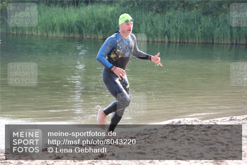 15.06.2025 - 27. Vierlanden-Triathlon Lena Gebhardt http://msf.ph/oto/8043220 15.06.2025 08:29:18 Schwimmen 4, 51 meine-sportfotos.de