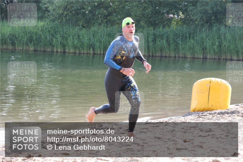 15.06.2025 - 27. Vierlanden-Triathlon Lena Gebhardt http://msf.ph/oto/8043224 15.06.2025 08:29:18 Schwimmen 4, 51 meine-sportfotos.de