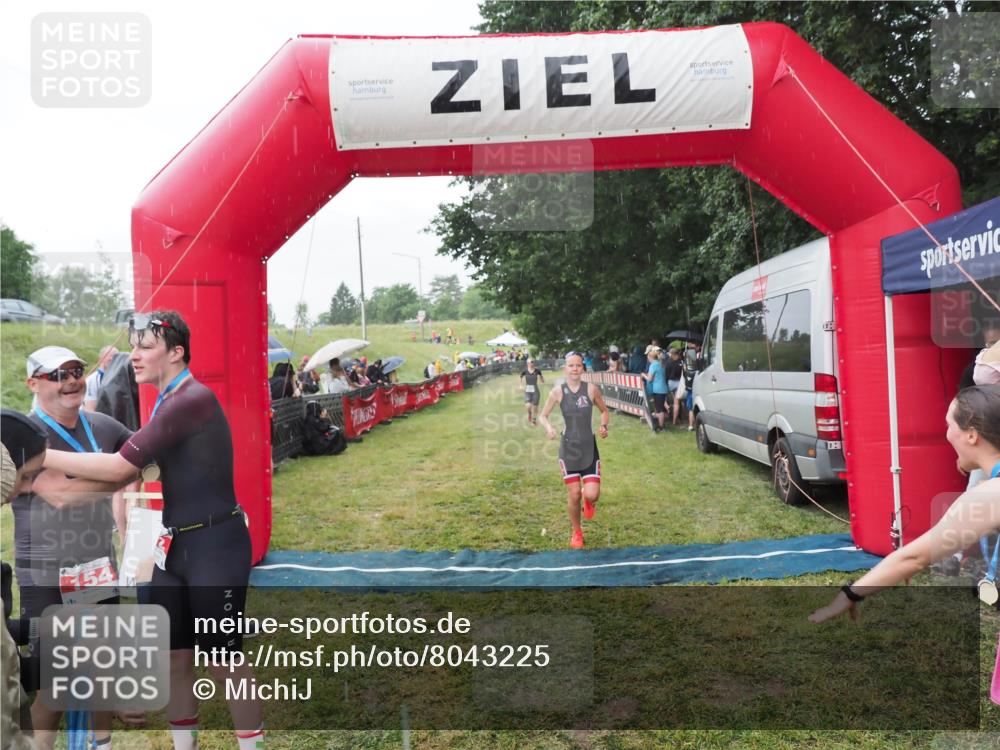 21.06.2025 - 27. Vierlanden-Triathlon MichiJ http://msf.ph/oto/8043225 15.06.2026 13:40:31 Ziel 72, 703, 904, 1089 meine-sportfotos.de