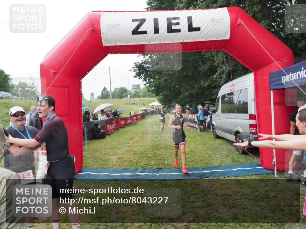 21.06.2025 - 27. Vierlanden-Triathlon MichiJ http://msf.ph/oto/8043227 15.06.2026 13:40:31 Ziel 72, 703, 904, 1089 meine-sportfotos.de