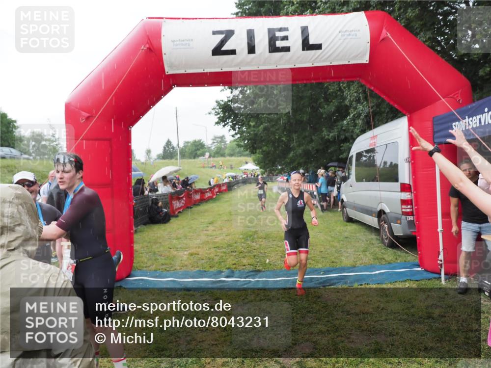 21.06.2025 - 27. Vierlanden-Triathlon MichiJ http://msf.ph/oto/8043231 15.06.2026 13:40:32 Ziel 72, 703, 904, 1089 meine-sportfotos.de