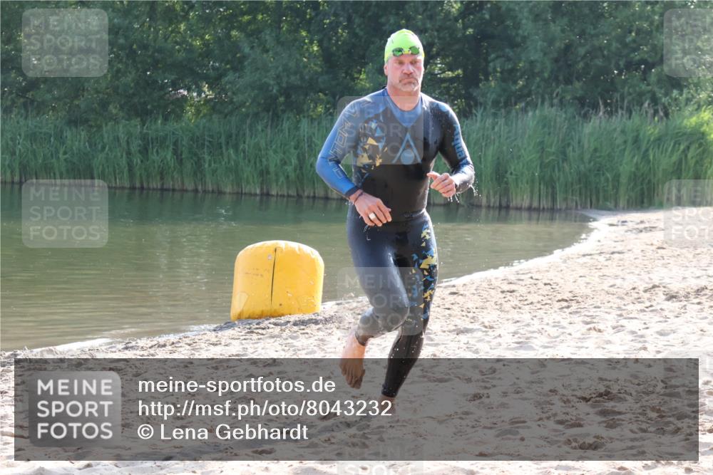15.06.2025 - 27. Vierlanden-Triathlon Lena Gebhardt http://msf.ph/oto/8043232 15.06.2025 08:29:20 Schwimmen 4, 51 meine-sportfotos.de