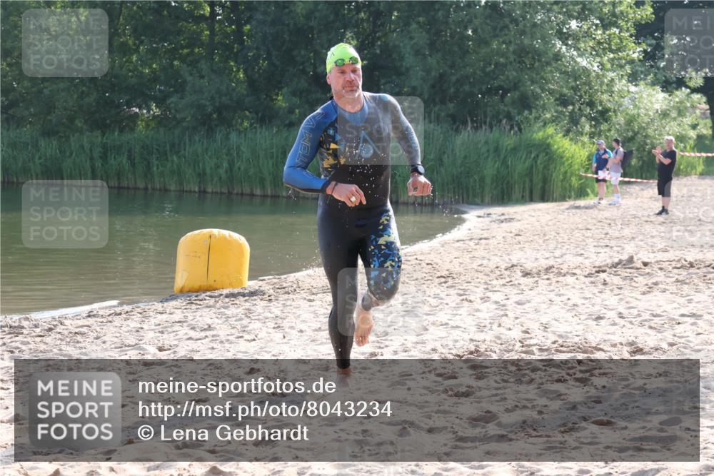 15.06.2025 - 27. Vierlanden-Triathlon Lena Gebhardt http://msf.ph/oto/8043234 15.06.2025 08:29:20 Schwimmen 4, 51 meine-sportfotos.de