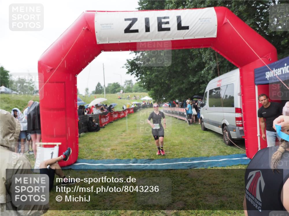 21.06.2025 - 27. Vierlanden-Triathlon MichiJ http://msf.ph/oto/8043236 15.06.2026 13:40:34 Ziel 904, 1089 meine-sportfotos.de