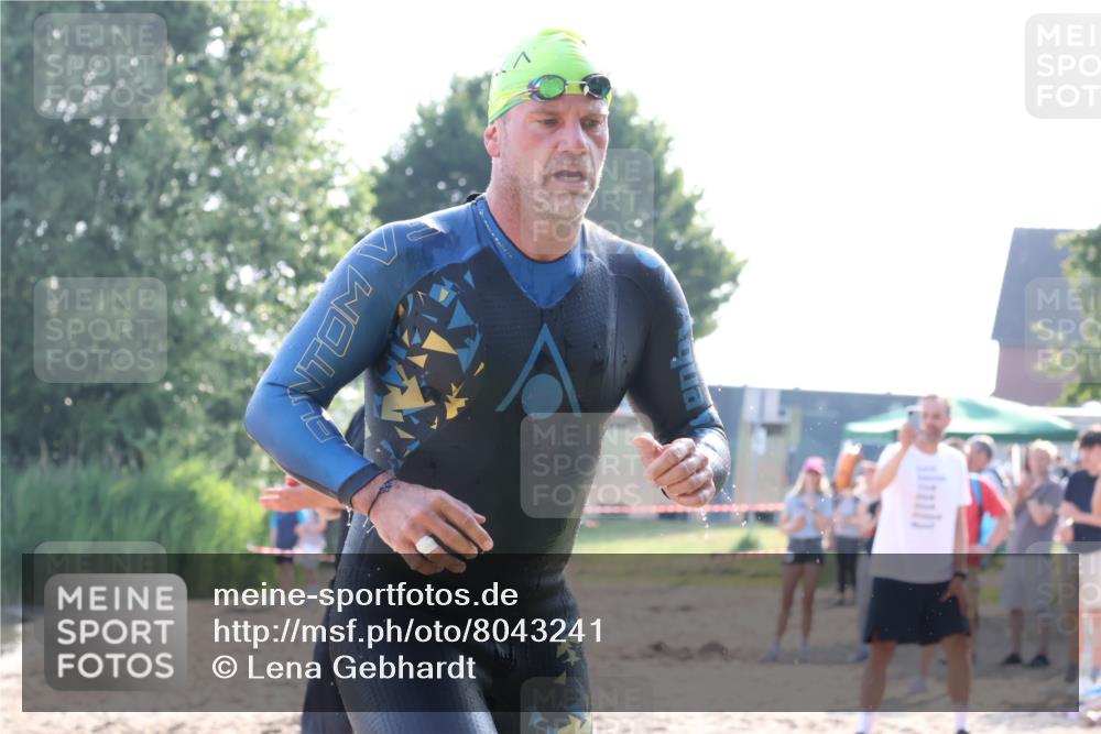 15.06.2025 - 27. Vierlanden-Triathlon Lena Gebhardt http://msf.ph/oto/8043241 15.06.2025 08:29:22 Schwimmen 4, 51 meine-sportfotos.de