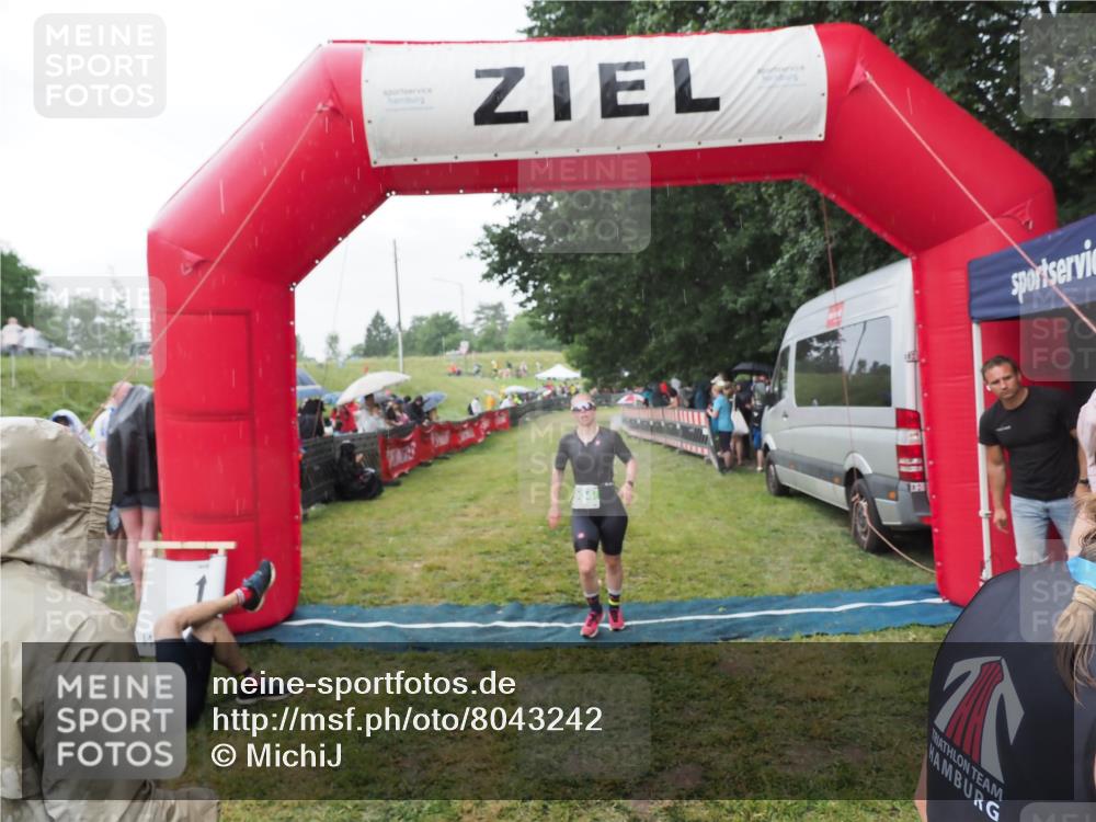 21.06.2025 - 27. Vierlanden-Triathlon MichiJ http://msf.ph/oto/8043242 15.06.2026 13:40:35 Ziel 904, 1089 meine-sportfotos.de