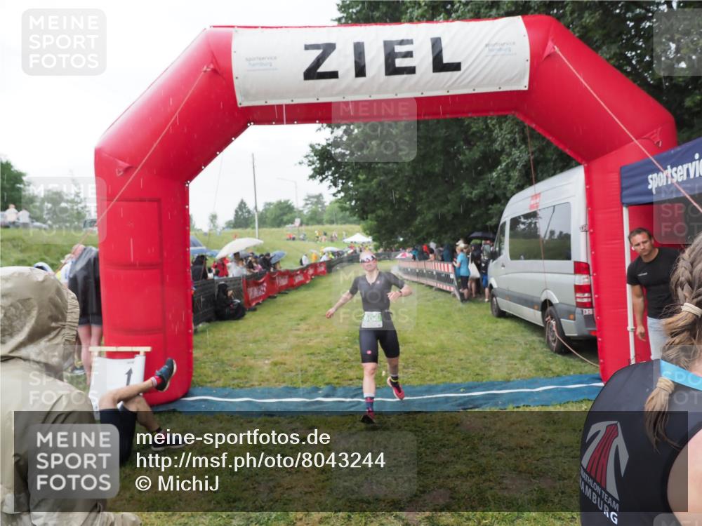 21.06.2025 - 27. Vierlanden-Triathlon MichiJ http://msf.ph/oto/8043244 15.06.2026 13:40:35 Ziel 904, 1089 meine-sportfotos.de