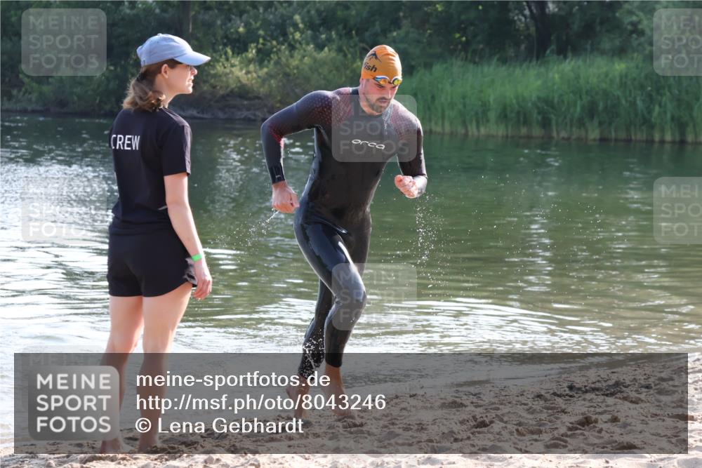 15.06.2025 - 27. Vierlanden-Triathlon Lena Gebhardt http://msf.ph/oto/8043246 15.06.2025 08:29:25 Schwimmen 4, 51 meine-sportfotos.de