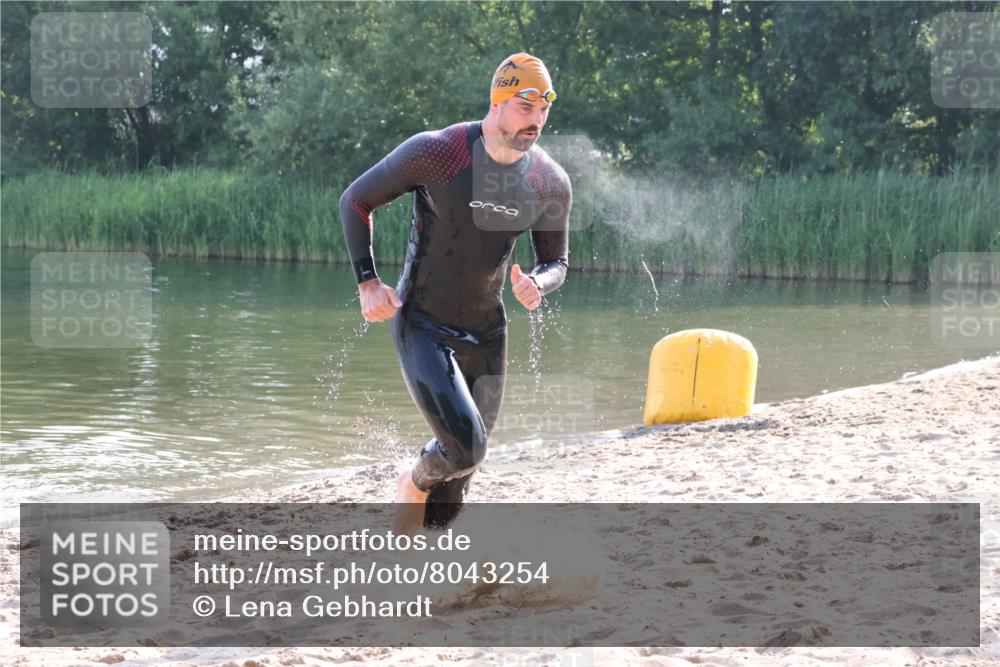 15.06.2025 - 27. Vierlanden-Triathlon Lena Gebhardt http://msf.ph/oto/8043254 15.06.2025 08:29:26 Schwimmen 4, 51 meine-sportfotos.de