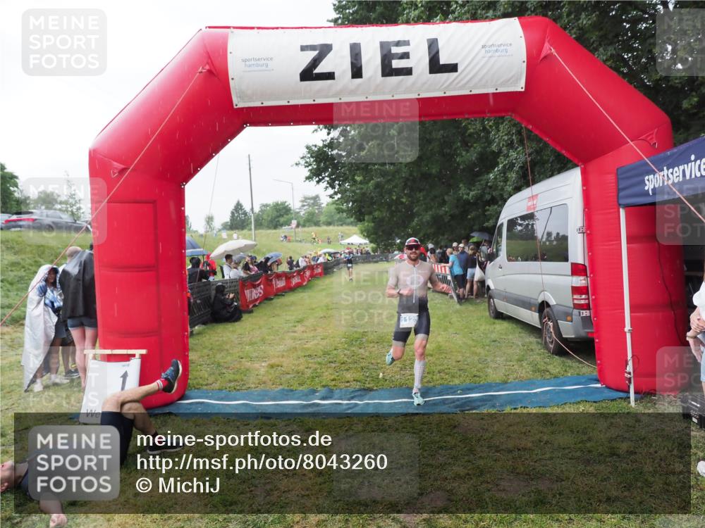 21.06.2025 - 27. Vierlanden-Triathlon MichiJ http://msf.ph/oto/8043260 15.06.2026 13:40:55 Ziel 1125 meine-sportfotos.de