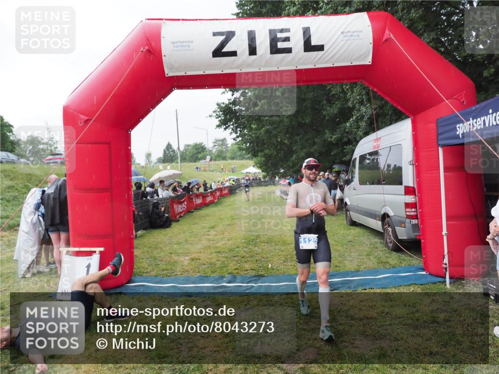 21.06.2025 - 27. Vierlanden-Triathlon MichiJ http://msf.ph/oto/8043273 15.06.2026 13:40:56 Ziel 1125 meine-sportfotos.de