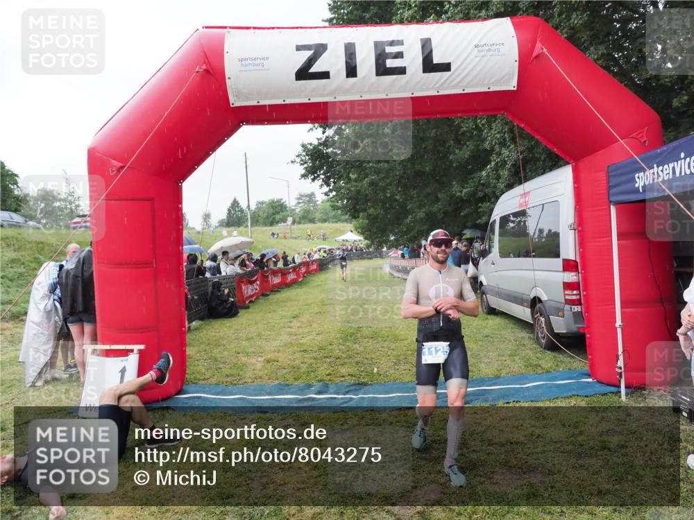 21.06.2025 - 27. Vierlanden-Triathlon MichiJ http://msf.ph/oto/8043275 15.06.2026 13:40:56 Ziel 1125 meine-sportfotos.de