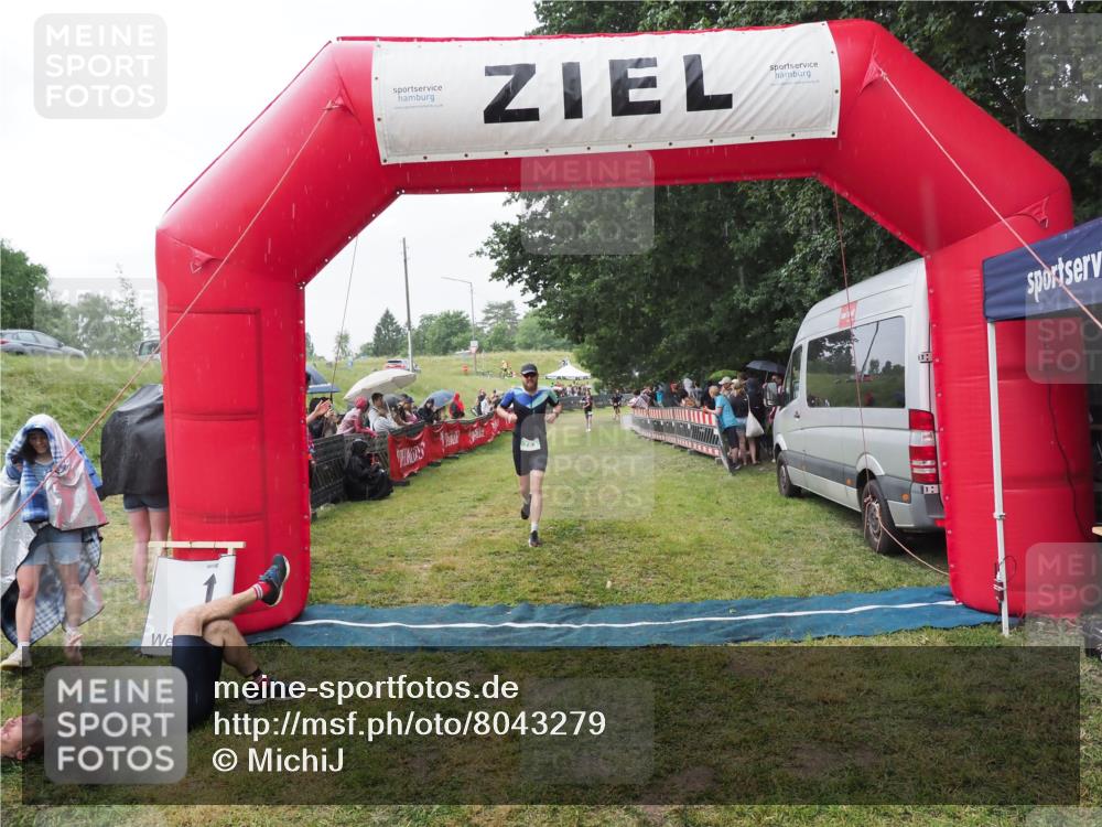 21.06.2025 - 27. Vierlanden-Triathlon MichiJ http://msf.ph/oto/8043279 15.06.2026 13:41:03 Ziel 763 meine-sportfotos.de