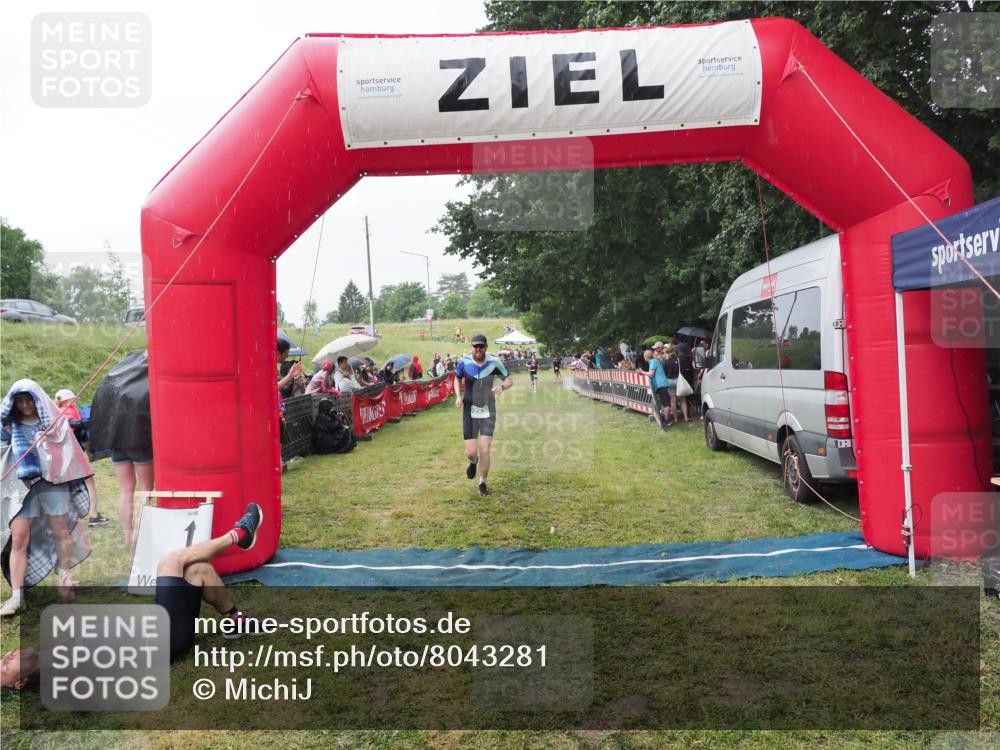 21.06.2025 - 27. Vierlanden-Triathlon MichiJ http://msf.ph/oto/8043281 15.06.2026 13:41:03 Ziel 763 meine-sportfotos.de