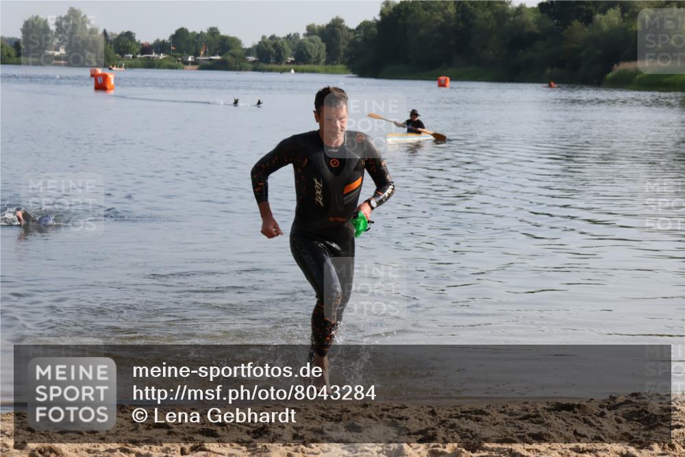 15.06.2025 - 27. Vierlanden-Triathlon Lena Gebhardt http://msf.ph/oto/8043284 15.06.2025 08:30:21 Schwimmen 17, 37 meine-sportfotos.de