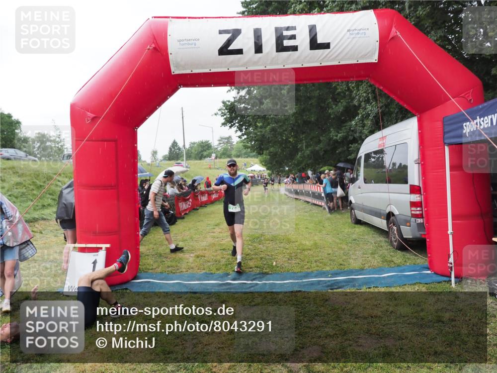 21.06.2025 - 27. Vierlanden-Triathlon MichiJ http://msf.ph/oto/8043291 15.06.2026 13:41:04 Ziel 763 meine-sportfotos.de