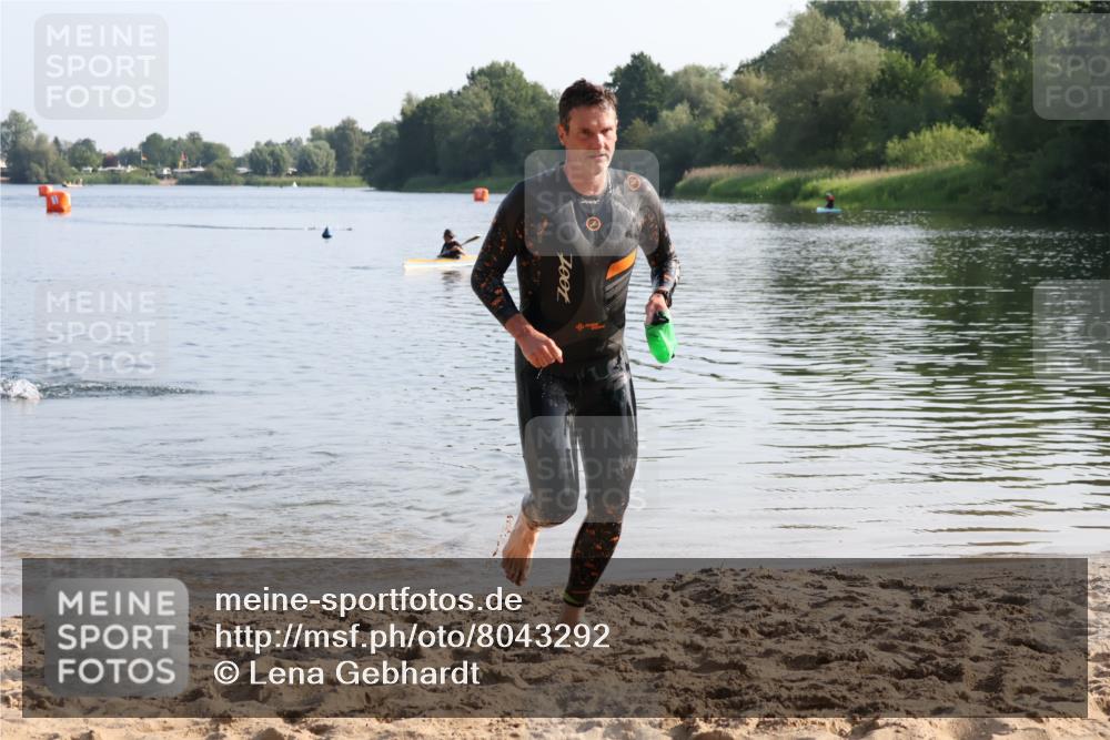15.06.2025 - 27. Vierlanden-Triathlon Lena Gebhardt http://msf.ph/oto/8043292 15.06.2025 08:30:22 Schwimmen 17, 37 meine-sportfotos.de