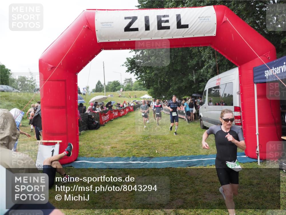 21.06.2025 - 27. Vierlanden-Triathlon MichiJ http://msf.ph/oto/8043294 15.06.2026 13:41:12 Ziel 167, 637, 925, 961 meine-sportfotos.de