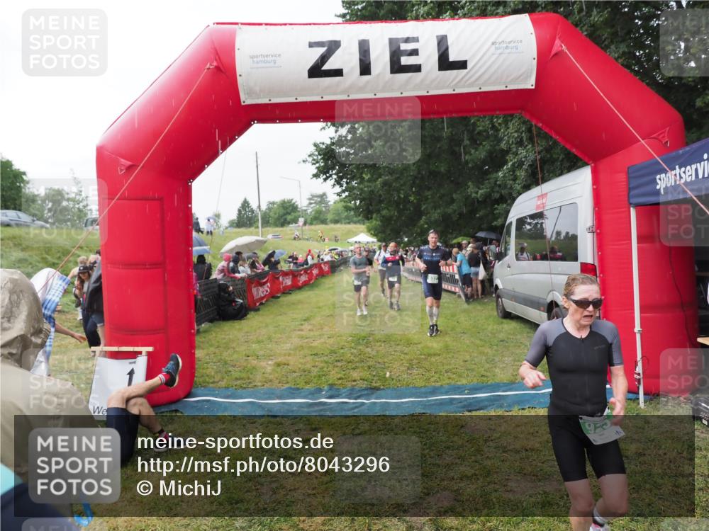 21.06.2025 - 27. Vierlanden-Triathlon MichiJ http://msf.ph/oto/8043296 15.06.2026 13:41:12 Ziel 167, 637, 925, 961 meine-sportfotos.de