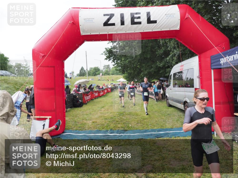 21.06.2025 - 27. Vierlanden-Triathlon MichiJ http://msf.ph/oto/8043298 15.06.2026 13:41:13 Ziel 167, 637, 925, 961 meine-sportfotos.de