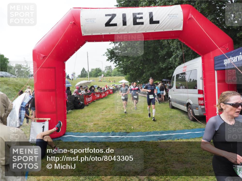 21.06.2025 - 27. Vierlanden-Triathlon MichiJ http://msf.ph/oto/8043305 15.06.2026 13:41:13 Ziel 167, 637, 925, 961 meine-sportfotos.de