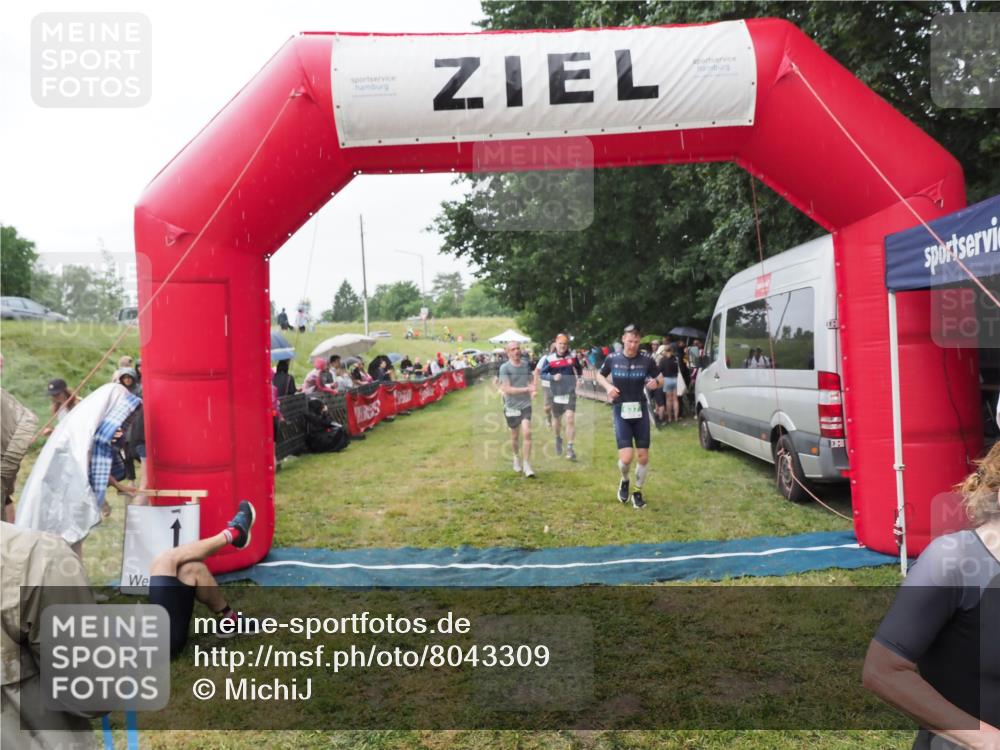 21.06.2025 - 27. Vierlanden-Triathlon MichiJ http://msf.ph/oto/8043309 15.06.2026 13:41:13 Ziel 167, 637, 925, 961 meine-sportfotos.de