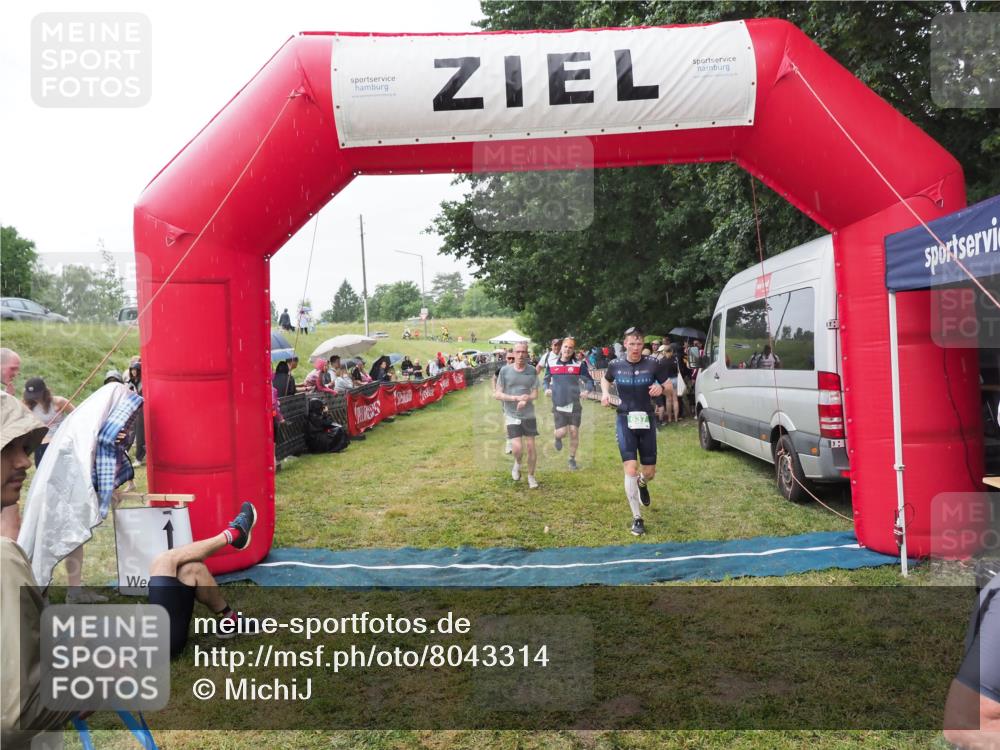 21.06.2025 - 27. Vierlanden-Triathlon MichiJ http://msf.ph/oto/8043314 15.06.2026 13:41:13 Ziel 167, 637, 925, 961 meine-sportfotos.de