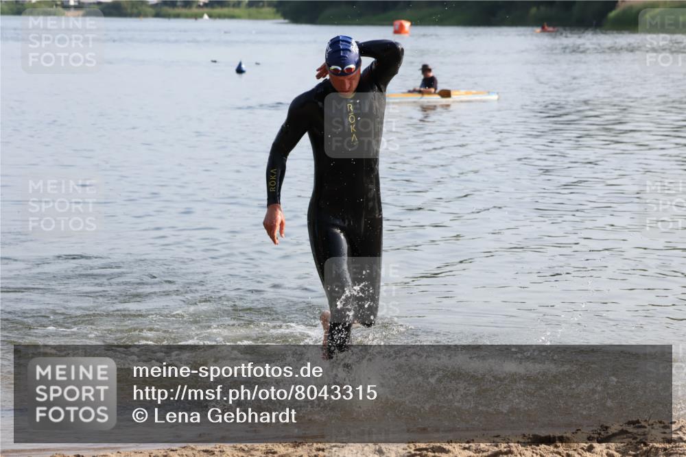15.06.2025 - 27. Vierlanden-Triathlon Lena Gebhardt http://msf.ph/oto/8043315 15.06.2025 08:30:29 Schwimmen 17, 37 meine-sportfotos.de