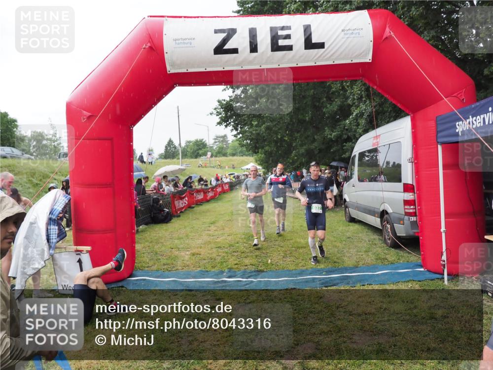 21.06.2025 - 27. Vierlanden-Triathlon MichiJ http://msf.ph/oto/8043316 15.06.2026 13:41:14 Ziel 167, 637, 925, 961 meine-sportfotos.de