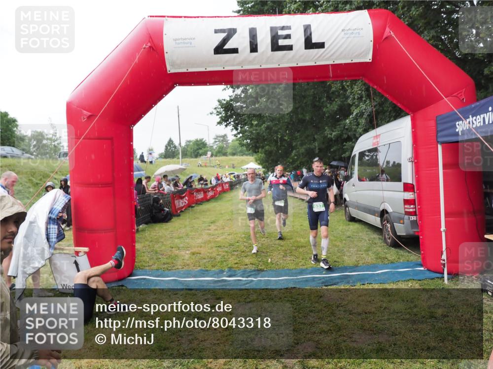 21.06.2025 - 27. Vierlanden-Triathlon MichiJ http://msf.ph/oto/8043318 15.06.2026 13:41:14 Ziel 167, 637, 925, 961 meine-sportfotos.de