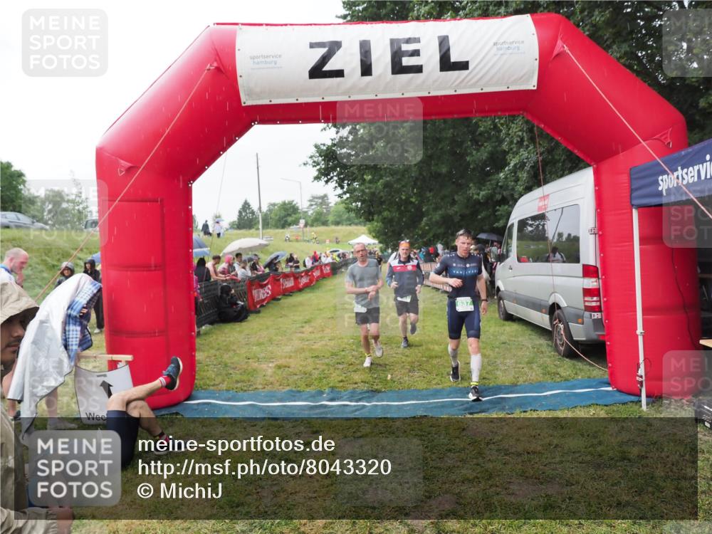 21.06.2025 - 27. Vierlanden-Triathlon MichiJ http://msf.ph/oto/8043320 15.06.2026 13:41:14 Ziel 167, 637, 925, 961 meine-sportfotos.de