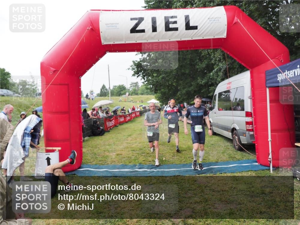 21.06.2025 - 27. Vierlanden-Triathlon MichiJ http://msf.ph/oto/8043324 15.06.2026 13:41:14 Ziel 167, 637, 925, 961 meine-sportfotos.de