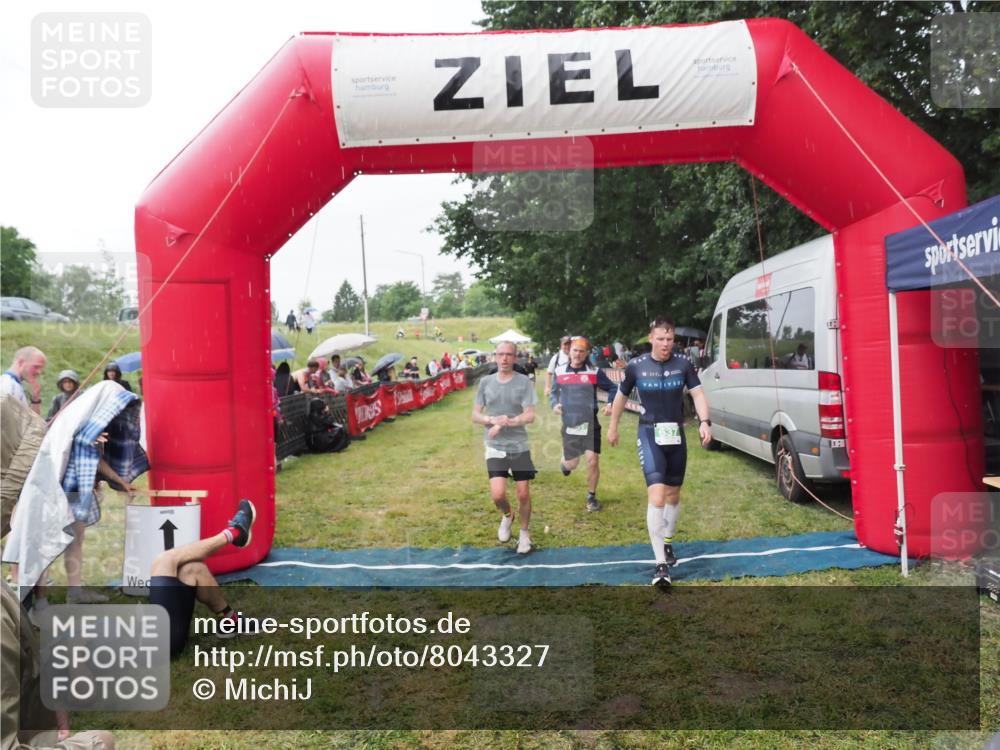 21.06.2025 - 27. Vierlanden-Triathlon MichiJ http://msf.ph/oto/8043327 15.06.2026 13:41:14 Ziel 167, 637, 925, 961 meine-sportfotos.de