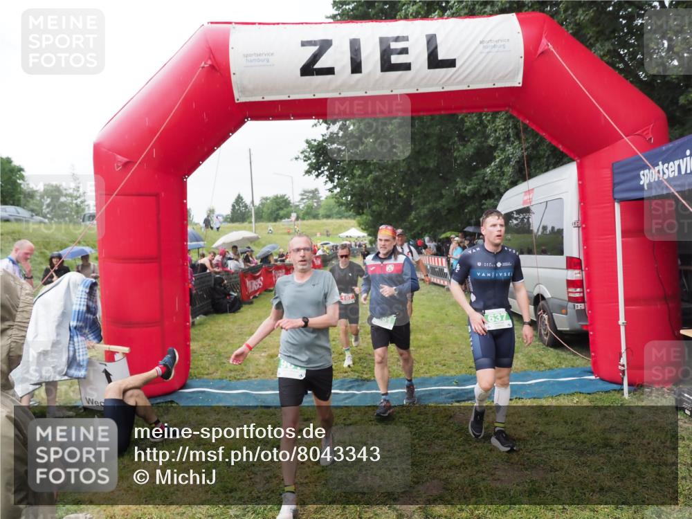 21.06.2025 - 27. Vierlanden-Triathlon MichiJ http://msf.ph/oto/8043343 15.06.2026 13:41:15 Ziel 167, 637, 925, 961 meine-sportfotos.de