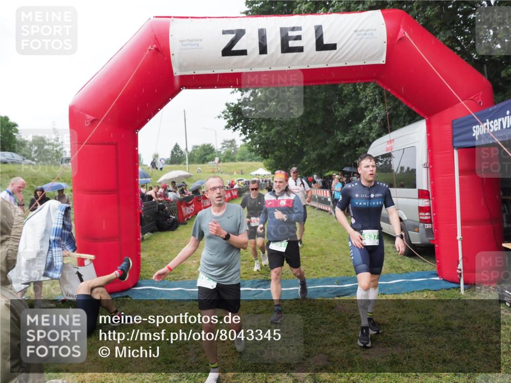 21.06.2025 - 27. Vierlanden-Triathlon MichiJ http://msf.ph/oto/8043345 15.06.2026 13:41:15 Ziel 167, 637, 925, 961 meine-sportfotos.de