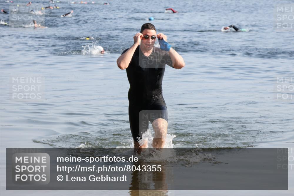 15.06.2025 - 27. Vierlanden-Triathlon Lena Gebhardt http://msf.ph/oto/8043355 15.06.2025 08:31:53 Schwimmen 30, 178 meine-sportfotos.de