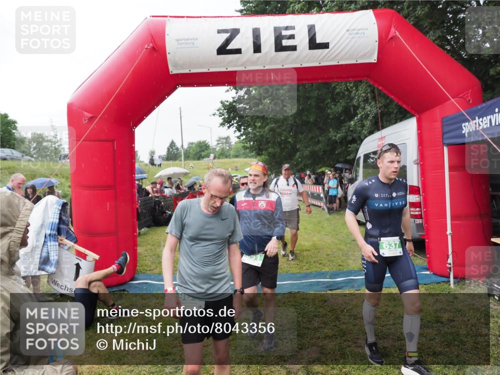 21.06.2025 - 27. Vierlanden-Triathlon MichiJ http://msf.ph/oto/8043356 15.06.2026 13:41:16 Ziel 167, 637, 925, 961 meine-sportfotos.de