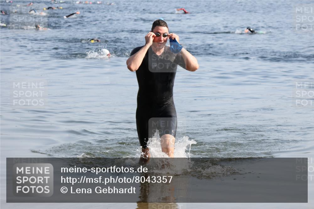 15.06.2025 - 27. Vierlanden-Triathlon Lena Gebhardt http://msf.ph/oto/8043357 15.06.2025 08:31:53 Schwimmen 30, 178 meine-sportfotos.de