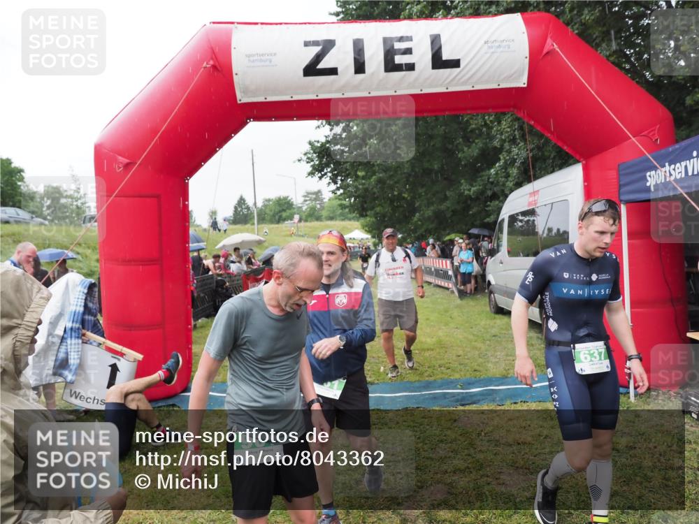 21.06.2025 - 27. Vierlanden-Triathlon MichiJ http://msf.ph/oto/8043362 15.06.2026 13:41:16 Ziel 167, 637, 925, 961 meine-sportfotos.de